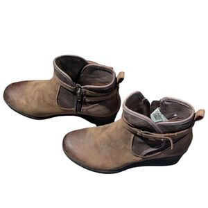 UGG Australia Brown Leather Ankle Wedge Boots Womens US 7 Shearling Lined Buckle